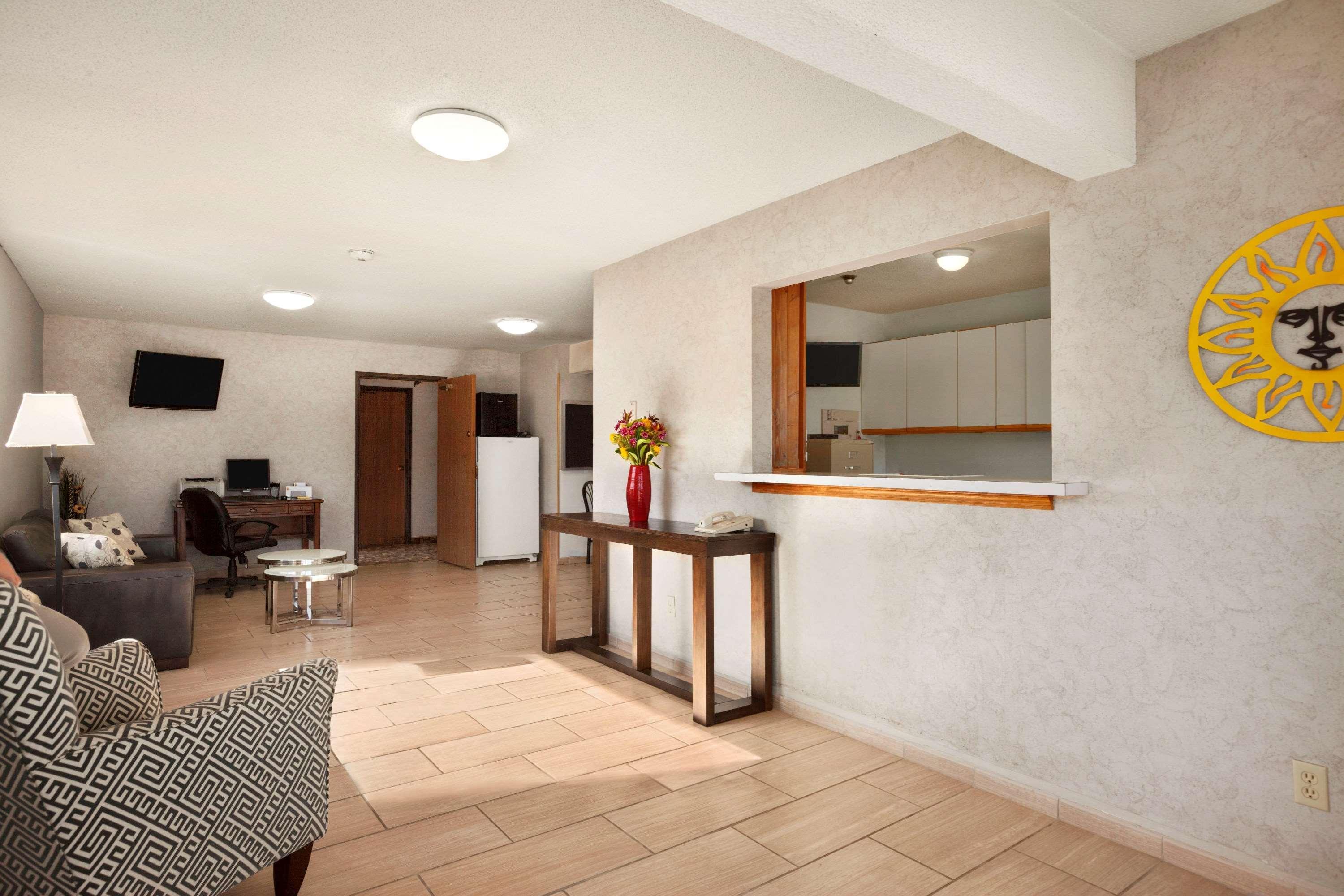 Super 8 By Wyndham Concordia Otel Dış mekan fotoğraf